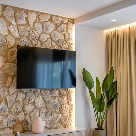 Aqua Lora דירה *